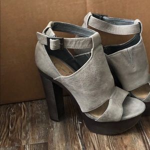 Jessica Simpson heel